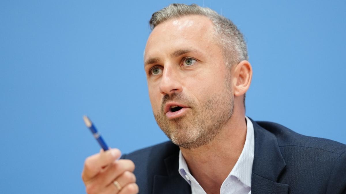 Ulrich Siegmund (AfD) bei einer Bundespressekonferenz. (Foto)