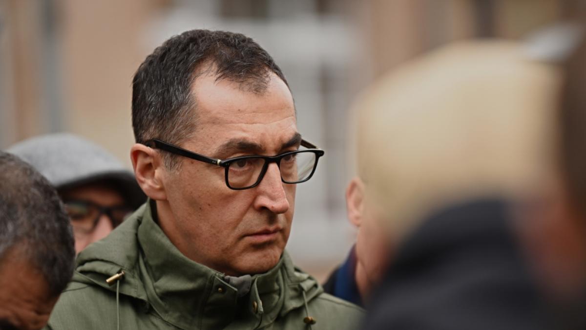 Cem &Ouml;zdemir platz bei Interview nach Krawallnacht der Kragen. (Foto)