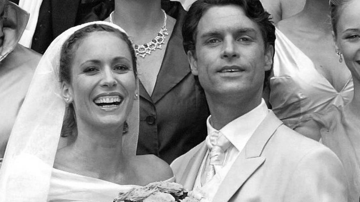 Die alte Aufnahme zeigt Ron Holzschuh und Heike Brentano im Jahr 2004 am "Verbotene Liebe"-Set. (Foto)