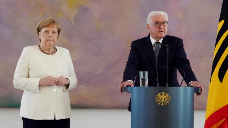 Bei einem Termin auf Schloss Bellevue begann Kanzlerin Merkel erneut unkontrolliert zu zittern.