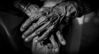 In Indien wurde eine 90-Jährige von zwei Männern überfallen.