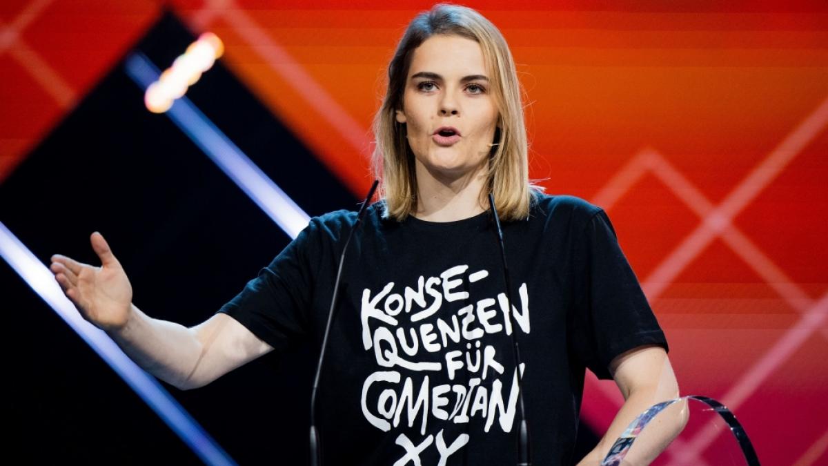 Komikerin Hazel Brugger spricht mit einem T-Shirt mit der Aufschrift "Konsequenzen f&uuml;r Comedian XY" bei der Verleihung des "Deutschen Comedypreises". (Foto)