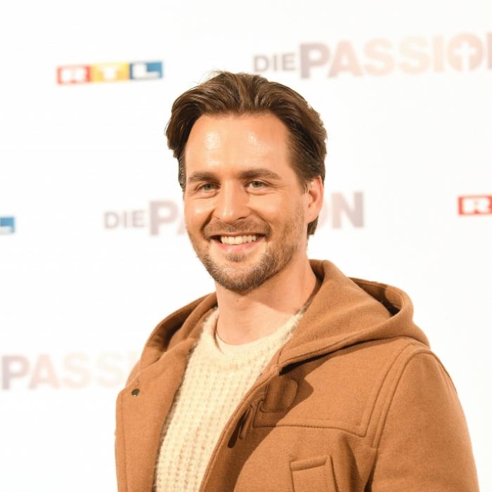 So l(i)ebt der DSDS-Gewinner als Musical-Star und Familienmensch