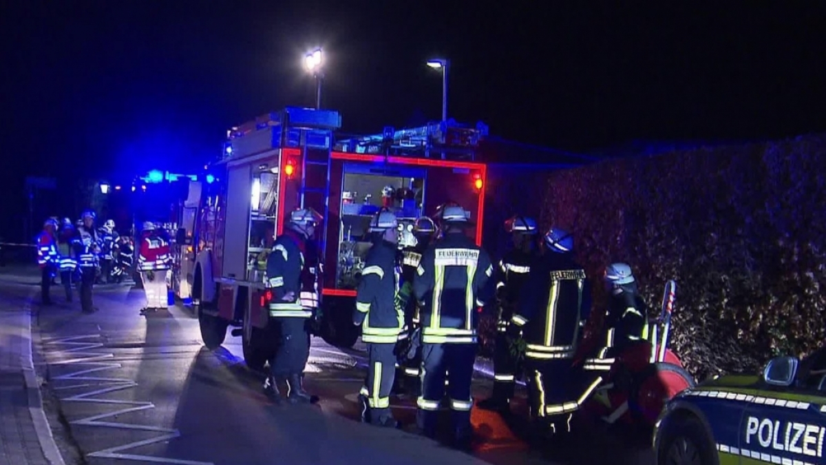 Die Feuerwehr war mit einem Gro&szlig;aufgebot vor Ort, um die Flammen zu l&ouml;schen. (Foto)