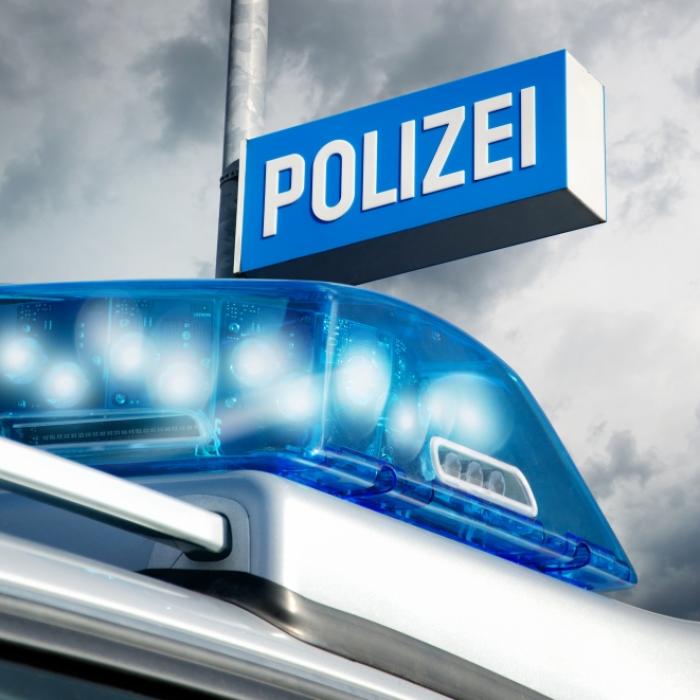 Rentnerin (80) kracht durch zwei Balkone und stürzt auf Asphalt