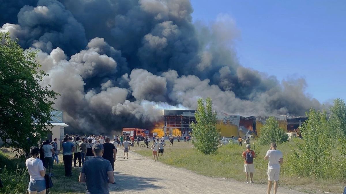 Insgesamt 18 Menschen kamen bei dem Raketenangriff auf ein Einkaufszentrum in Krementschuk ums Leben. (Foto)