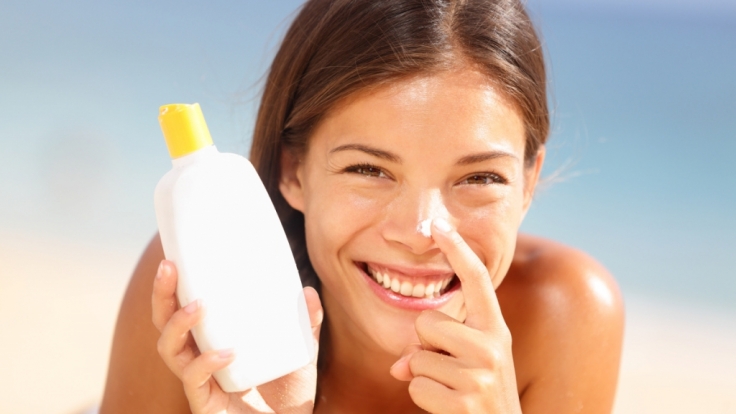 Sonnenschutz ist gerade im Sommer wichtig - doch zu viel Sonnencreme schadet dem Körper mehr, als es nützt.
