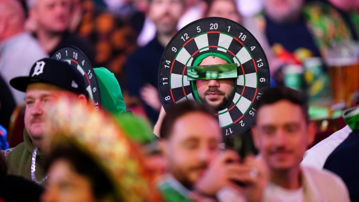 Wer als Darts-Fan das Gl&uuml;ck hat, Tickets f&uuml;r die WM im Alexandra Palace zu ergattern, wirft sich f&uuml;r die Live-Sessions pflichtbewusst in Schale - verr&uuml;ckte Verkleidungen sind im Ally Pally kein seltener Anblick. (Foto)