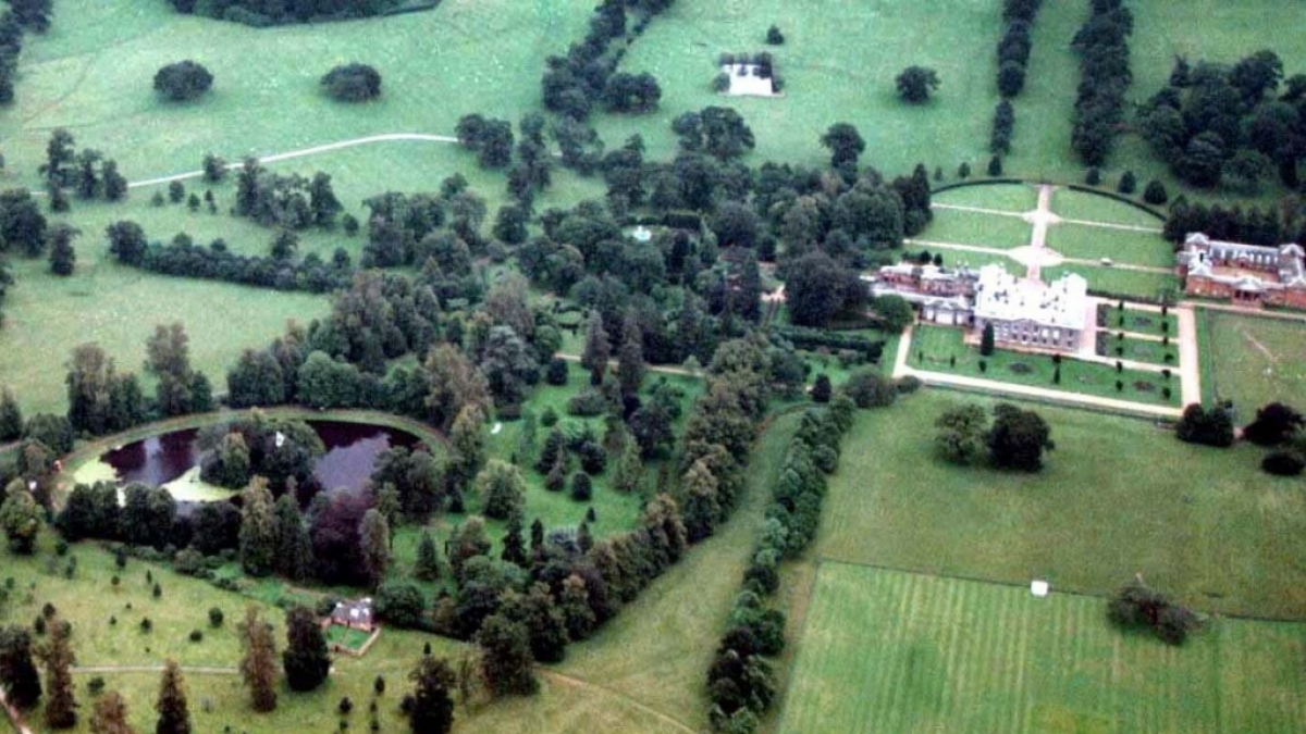 Auf dem Landsitz Althorp in der englischen Grafschaft Northamptonshire verbrachte Prinzessin Diana ihre Kindheit und fand ihre letzte Ruhest&auml;tte - nun nahmen mutma&szlig;liche Brandstifter das Royals-Zuhause ins Visier. (Foto)