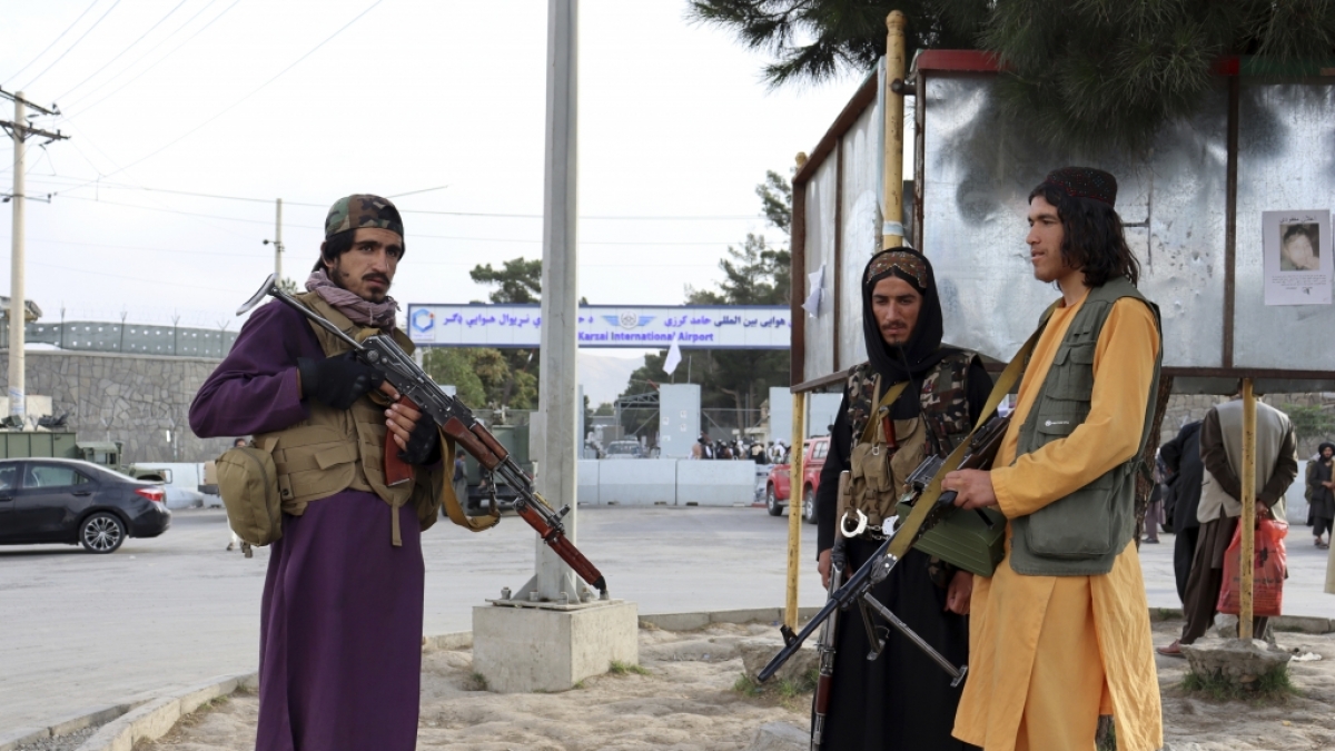K&auml;mpfer der Taliban stehen nach dem Abzug der USA vor dem internationalen Flughafen Hamid Karzai. (Foto)