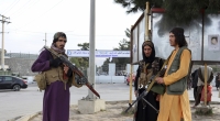 Kämpfer der Taliban stehen nach dem Abzug der USA vor dem internationalen Flughafen Hamid Karzai.