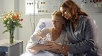 Aus Liebe zu ihrer Tochter vertauscht Sophia (Christina Plate, r.) nach der Geburt ihr Baby mit dem ihrer Tochter.