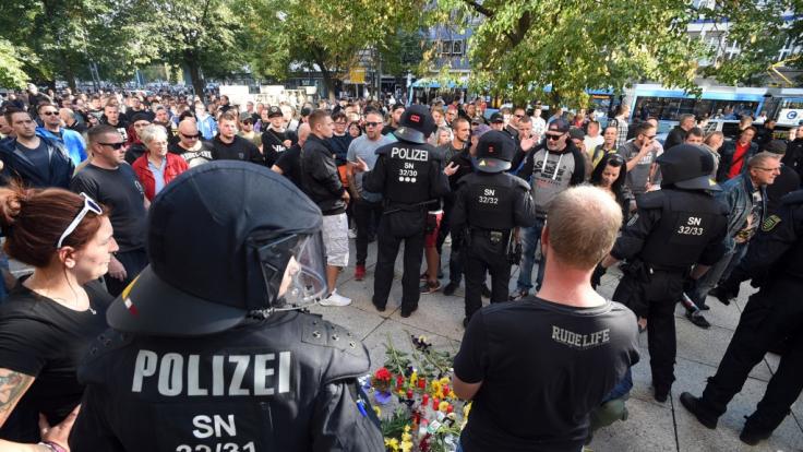 Polizisten und Demonstranten in Chemnitz.
