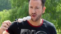 Auch beim Ranch-Fest auf seinem Pferdegestüt setzt er sich (irgendwie) in Szene - wenn auch etwas unglücklich mit Fleischspieß vor der Nase.