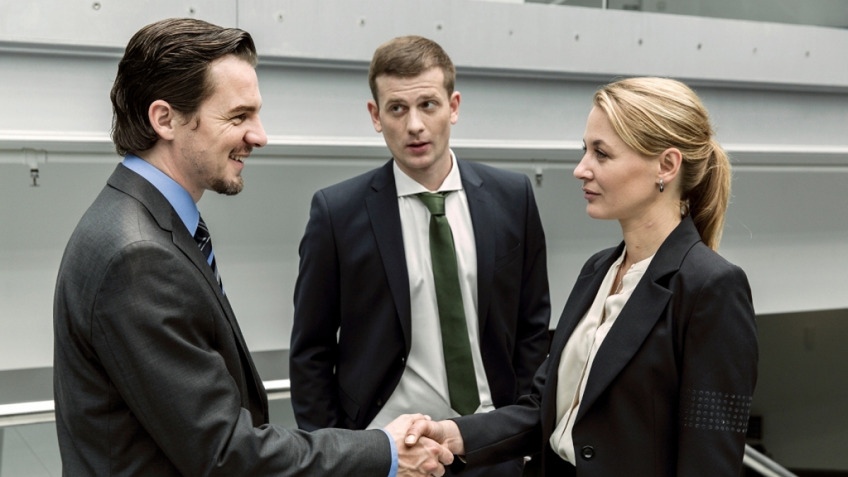 Manuel Bachers (Felix Klare): Kollege Kroth (Christoph Schechinger, Mitte) macht ihn mit der Staatsanw&auml;ltin Caroline von Studt (Julia Thurnau) bekannt. (Foto)