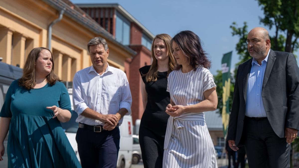 Die Gr&uuml;nen um Vorsitzende Ricarda Lang, Wirtschaftsminister Robert Habeck, Europa-Spitzenkandidatin Terry Reintke, Au&szlig;enministerin Annalena Baerbock und Vorsitzendem Omid Nouripour (v.l.) verlieren weiter an Zustimmung. (Foto)