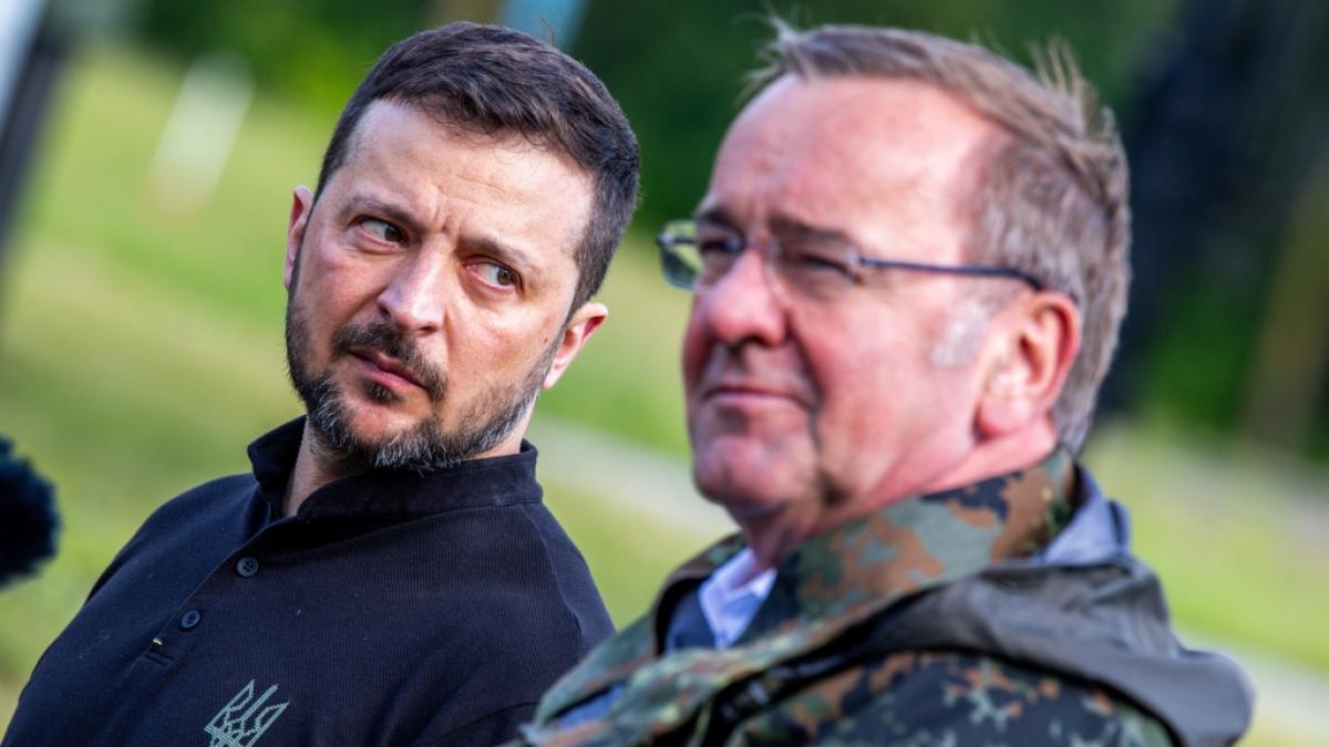 Ukraine-Pr&auml;sident Wolodymyr Selenskyj (l.) will den Krieg gegen Russland so schnell wie m&ouml;glich gewinnen. Hinter den Kulissen von Boris Pistorius' (r.) Verteidigungsministerium soll es Zweifel geben, dass dies m&ouml;glich ist. (Foto)
