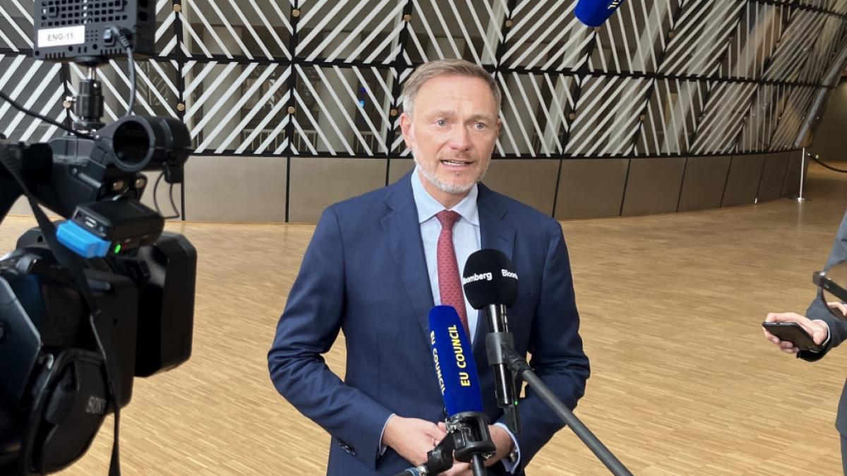 Bundesfinanzminister Christian Lindner, FDP, &auml;u&szlig;ert sich vor Medienvertretern. (Foto)