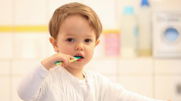 Ab dem ersten durchgebrochenen Milchzahn sollte Kinderzahnpasta zum Einsatz kommen.