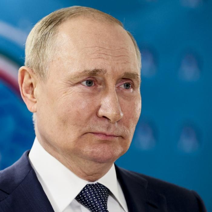 Schock-Video! Putin-Unterstützer lässt sich mit Z-Symbol brandmarken