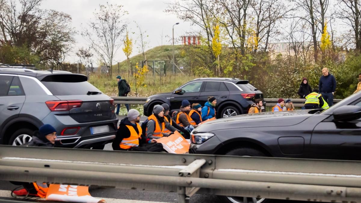 Die Klima-Aktivisten der "Letzten Generation" werden in Seminaren gezielt auf Klebe-Proteste vorbereitet. (Foto)
