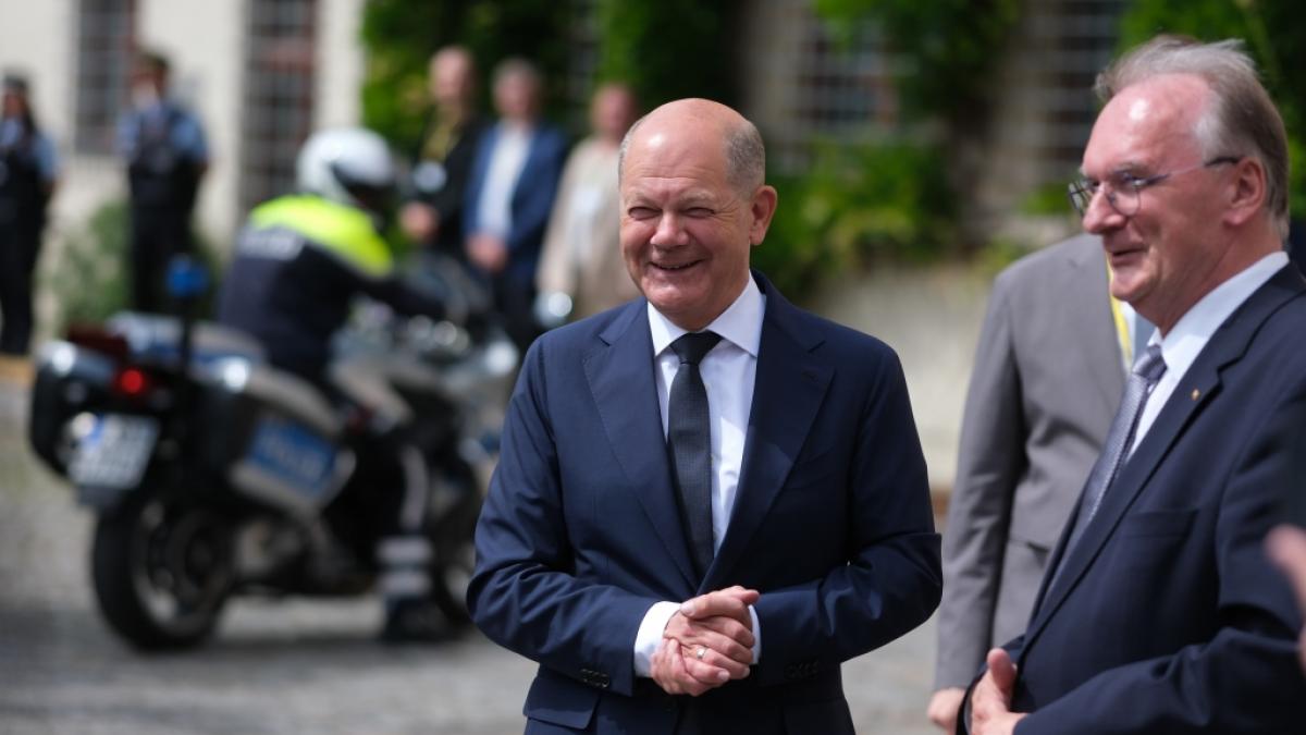 Bundeskanzler Olaf Scholz (l.) hatte bei der MPK-Ost in Wittenberg neben Sachsen-Anhalts Regierungschef Reiner Haseloff offenbar viel Spa&szlig;. (Foto)