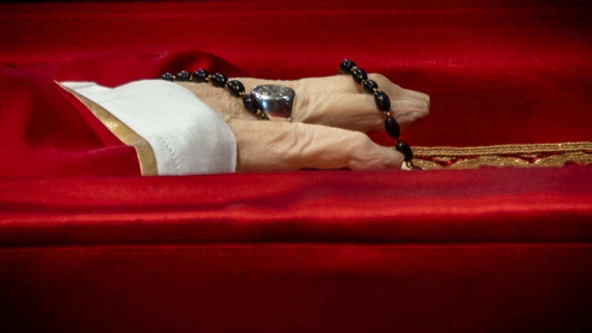 Die Hand des verstorbenen Papstes Franziskus ist bei der Aufbahrung im Petersdom zu sehen. Papst Franziskus war im Alter von 88 Jahren am Ostermontag gestorben. (Foto)