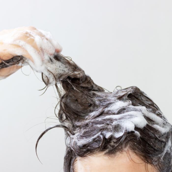 Shampoo fängt plötzlich Feuer! Teenager erleidet schwerste Verbrennung