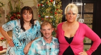Blond oder braun? Bauer Dirk hat die Wahl zwischen Nicole (links) und Melanie.
