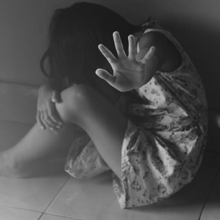 Frau übergibt sich auf Zugtoilette - und wird vergewaltigt