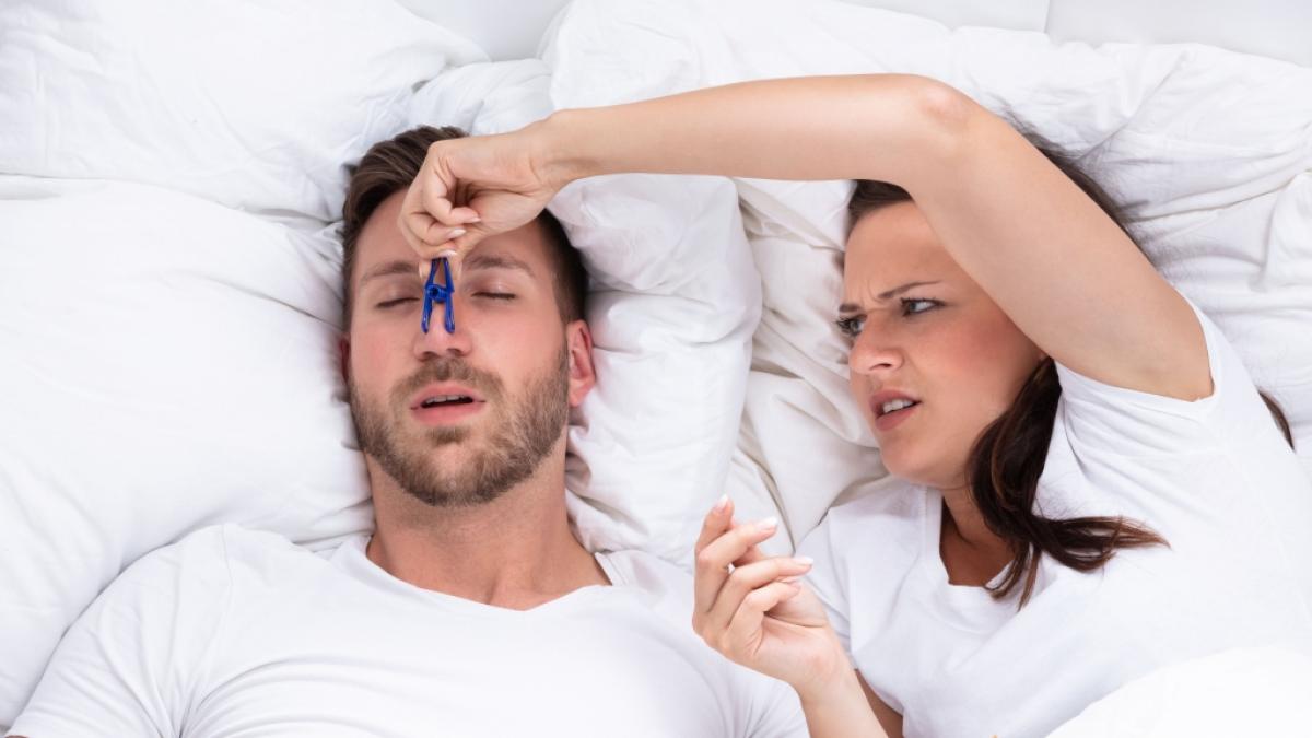 Extrem lautes Schnarchen ist nervig - doch nur wenige Gadgets bringen wirklich etwas. (Foto)