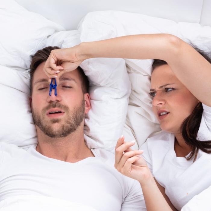 Welche Gadgets und Tricks helfen gegen nächtliches Schnarchen?