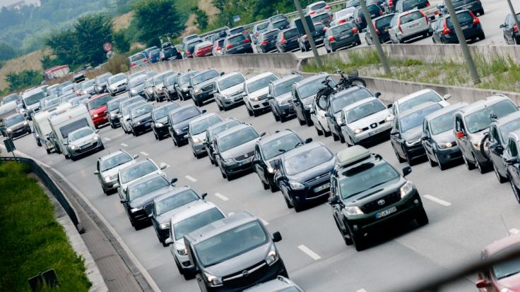 Im Schleichtempo über die Autobahn: Ende Juli rechnet der ADAC mit dem staureichsten Wochenende des Sommers 2019.