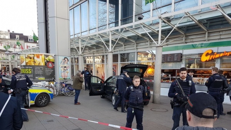 Am Samstagnachmittag hat ein Autofahrer in Heidelberg mehrere Fußgänger angefahren und ist dann mit einem Messer bewaffnet geflüchtet.