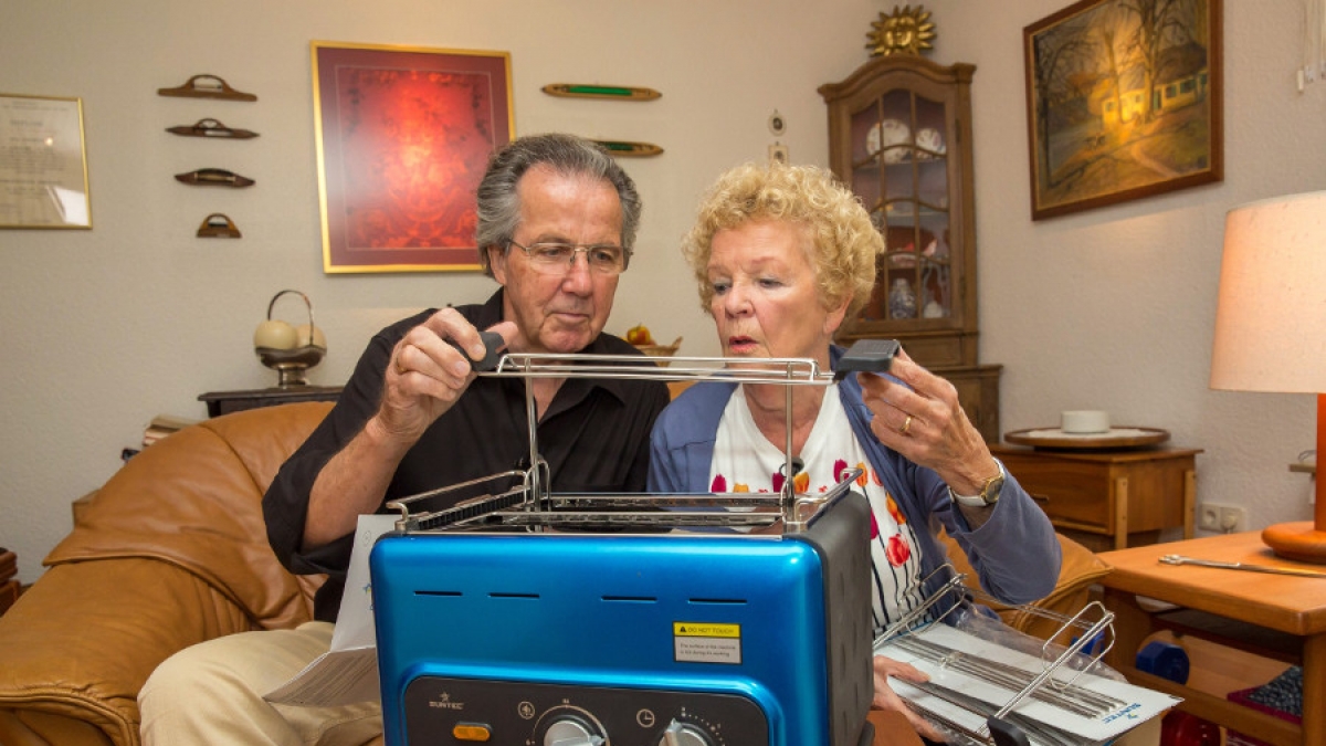 Ingrid und Otto mit dem Steak-Toaster. (Foto)