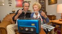 Ingrid und Otto mit dem Steak-Toaster.
