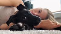 Kim Riekenberg und ihr Hund Mio.