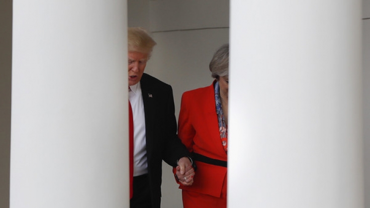 Donald Trump (links) und Großbritanniens Premierministerin Theresa May gehen Hand in Hand am 27. Januar den Säulengang am Weißen Haus in Washington entlang.