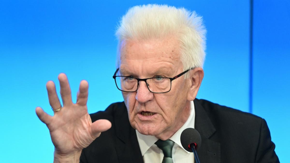 Die Nachrichtendes Tages auf news.de:&nbsp;Winfried Kretschmann: Nach Waschlappen-Tipp! Twitter wettert gegen "ultimative Waffe gegen Putin" (Foto)