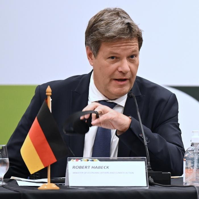 Grünen-Minister attackiert! Führt er uns in die 