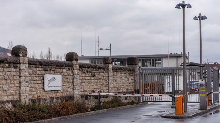 In Würzburg ist ein Polizei-Azubi von einem anderen Polizeianwärter angeschossen worden und kurz darauf gestorben.