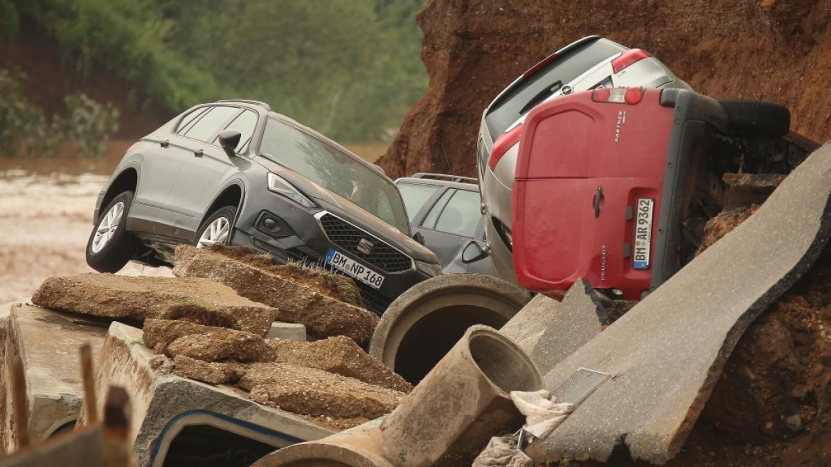 Aufr&auml;umen nach der Flutkatastrophe in Erftstadt: Autos liegen in einem ausgesp&uuml;ltem Teil des Ortsteils Blessem. (Foto)