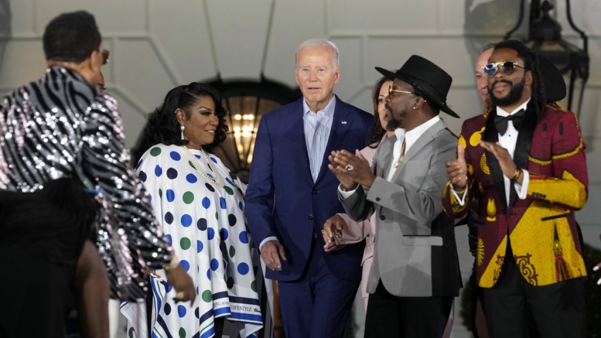 Joe Biden (Mitte) legte einmal mehr einen skurrilen Auftritt im Wei&szlig;en Haus hin. (Foto)