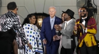 Joe Biden (Mitte) legte einmal mehr einen skurrilen Auftritt im Weißen Haus hin.