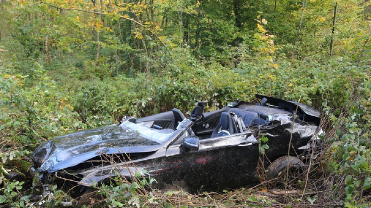 Ein bei dem Unfall zerstörter Sportwagen in der Nähe von Amstetten (Baden-Württemberg) liegt in Büschen neben der Fahrbahn.