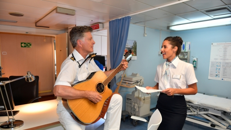 Dr. Sander (Nick Wilder) hat das Gesangstalent des jungen Crewmitglieds Tanja (Sarah Lombardi) entdeckt.