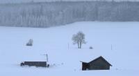 erschneit ist die Landschaft bei Friesenried. Der Winter hat weite Teile Bayerns weiter fest im Griff.
