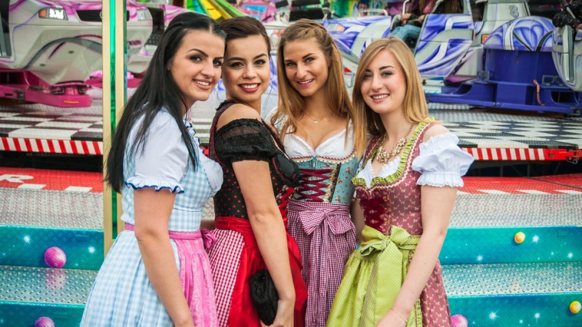 Die Dirndl-Schleife verr&auml;t beim Oktoberfest den Beziehungsstatus. Doch wie muss man sie binden? (Symbolbild) (Foto)