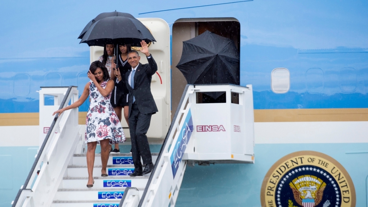 US-Pr&auml;sident Barack Obama mit seiner Ehefrau Michelle (links) und den beiden T&ouml;chtern Malia (hinten links) und Sasha (hinten rechts) beim Verlassen der "Air Force One" nach der Ankunft am Flughafen von Havanna, Kuba, am 20. M&auml;rz 2016. (Foto)
