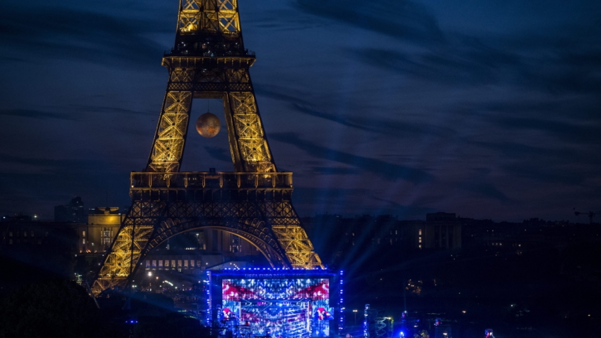 David Guetta performt vor dem Eiffel-Turm. (Foto)
